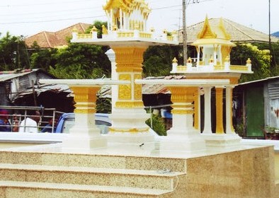 โบสถ์ใหญ่ พร้อมโต๊ะบูชา ทรงไทยหน้าตรง
