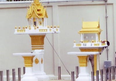 ศาล 3 ชั้นใหญ่ (หินขัด) ทาสีทอง พร้อมโต๊ะบูชา ทรงไทยเรือนขวาง
