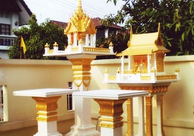 ศาล 3 ชั้นกลาง พร้อมโต๊ะบูชา(หินขัด) ทาสีทอง ทรงไทยเรือนขวาง