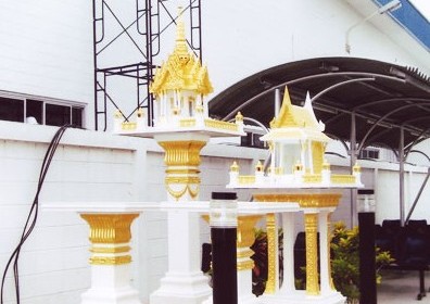ศาล 3 ชั้นกลาง พร้อมโต๊ะบูชา (หินขัด) ทาสีทอง ทรงไทยหน้าตรง